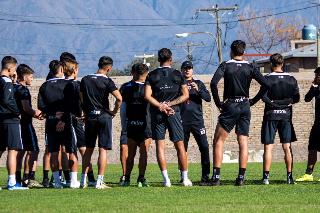 METHODOLOGICAL TRAINING FOR COACHES & CLUBS Customized training programs, workshops and consultancy based on the LaLiga methodology, adapted to the needs of coaches, academies and clubs.